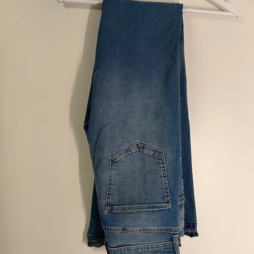 Super fina ljusblå bootcut jeans. Mid rise och är väldigt långa i benen 😊. Jeans & Byxor.
