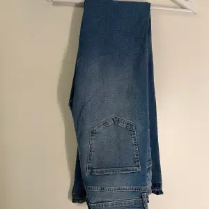 Super fina ljusblå bootcut jeans. Mid rise och är väldigt långa i benen 😊
