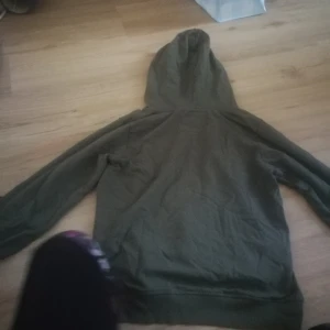 Inget - Mörk grön tröja med luva