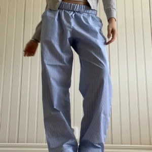 Randiga byxor - Lägger upp dessa igen på mitt nya konto! Säljer Säljer dessa randiga byxor från Arket. Sparsamt använda, och i mycket fint skick. Hör gärna av er vid fler frågor!💗