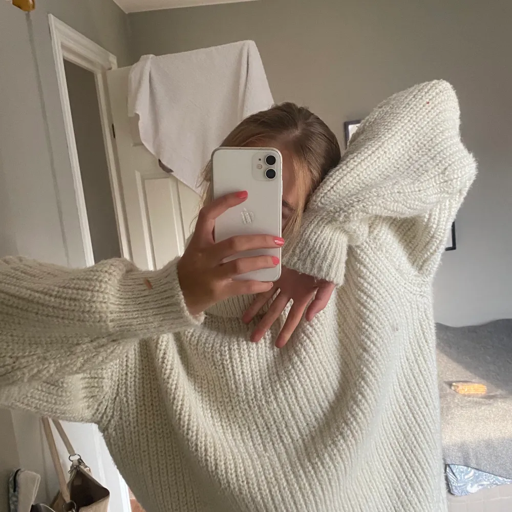 Svin snygg o trendig stickad tröja! Tröjan är lite oversized och SÅ SNYGG nu till hösten. Passar med allt!! Tror inte den säljs längre. Skriv till mig privat för fler frågor eller bilder💗 många intresserade - budgivning💗 . Stickat.