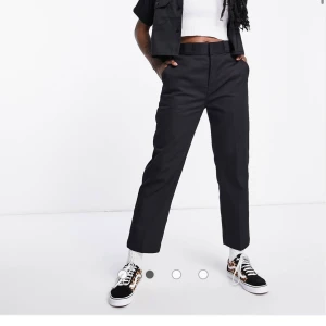 DICKIES PANTS - Använda fåtal gånger. Väldigt sköna byxor som passar till mer eller mindre allt. Jag är 178cm lång o på mig sitter dem över anklarna. 