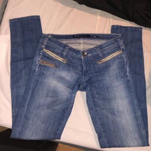 Miss sixty lågmidjade jeans - Lågmidjade jeans från Miss Sixty! Innerbensmått: 80cm. Midjemått: 74cm. Är en S vanligtsvis i jeans och dom passar mig bra 🥰