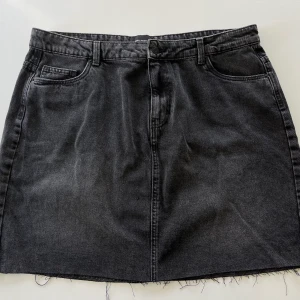 Jeanskjol - Svart jeanskjol från vero moda i strl 46. Den är aldrig använd, nyskick. Säljes pågrund av för stor. köparen står för frakten ✨