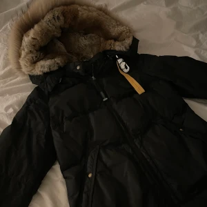 Parajumpers long bear  - Jätte fin jacka som dock inte passar mig längre, haft den en vinter bara. Jätte bra skick, fin passform, jätte fin päls och inga hål eller skada på jackan.