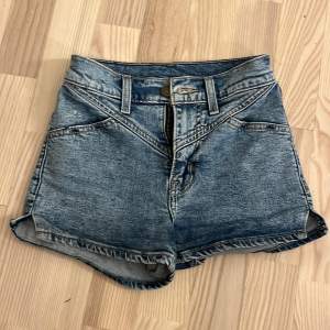 Levis jeans shorts, storlek 23. Mina favorit shorts tills dom blev för små😩. Orginalpriset är 549kr.