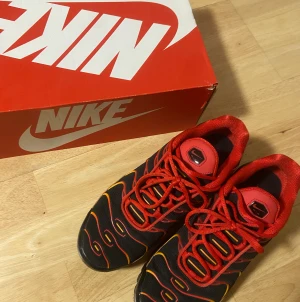 Nike airmax röda 9,5/10 skick 42,5 - Ord pris: 1300 Storlek: 42,5