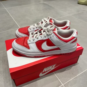 Championship Red dunks  - Använder längre och har inte gjort det på ett tag, cond 7,5/10.  Nypris 1800-2000