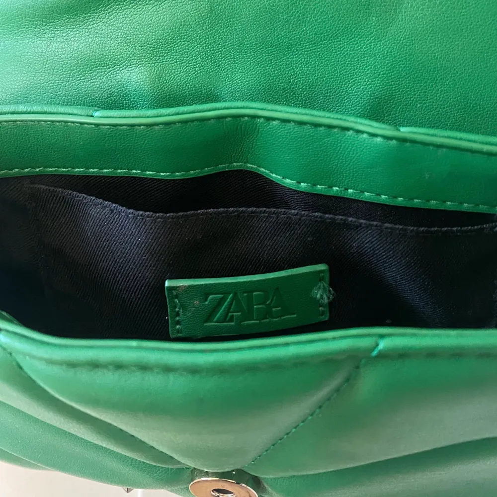 Köpt på Zara för 300kr. Använt någon gång så inga defekter. . Väskor.