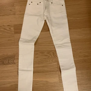 Saint laurent jeans W24 - Vita saint laurent jeans i XS, W26 Ca 35cm i midja. Passar mig som är 160cm lång.