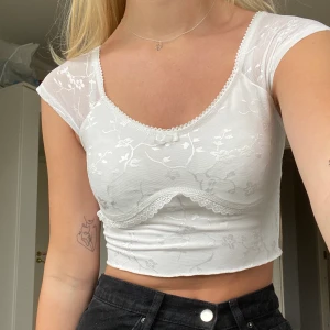 Topp - Super gullig topp som är helt ny!!