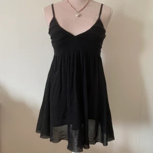 Svart klänning  - 60kr+29kr frakt. Möts hellre upp i thn, vbg, Uddevalla eller Mellerud (då behöver man inte betala frakt):)