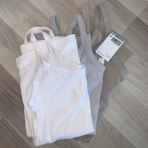 Linnen och byxor- paketpris - Säljs endast som ett kit, ej separat. Allt för 120kr. Storlek M på linnena, storlek M på beiga byxorna, storlek 40 på de gråa och svarta byxorna. 