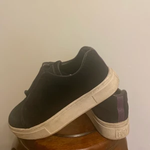 Eytys storlek 39 - Säljer dessa svarta eytys skor i storlek 39. Dem är lite slitna i hälen där inne men det syns ej och man känner inte det. Dem är ganska använda men ser ändå bra ut. Pris kan diskuteras. :)