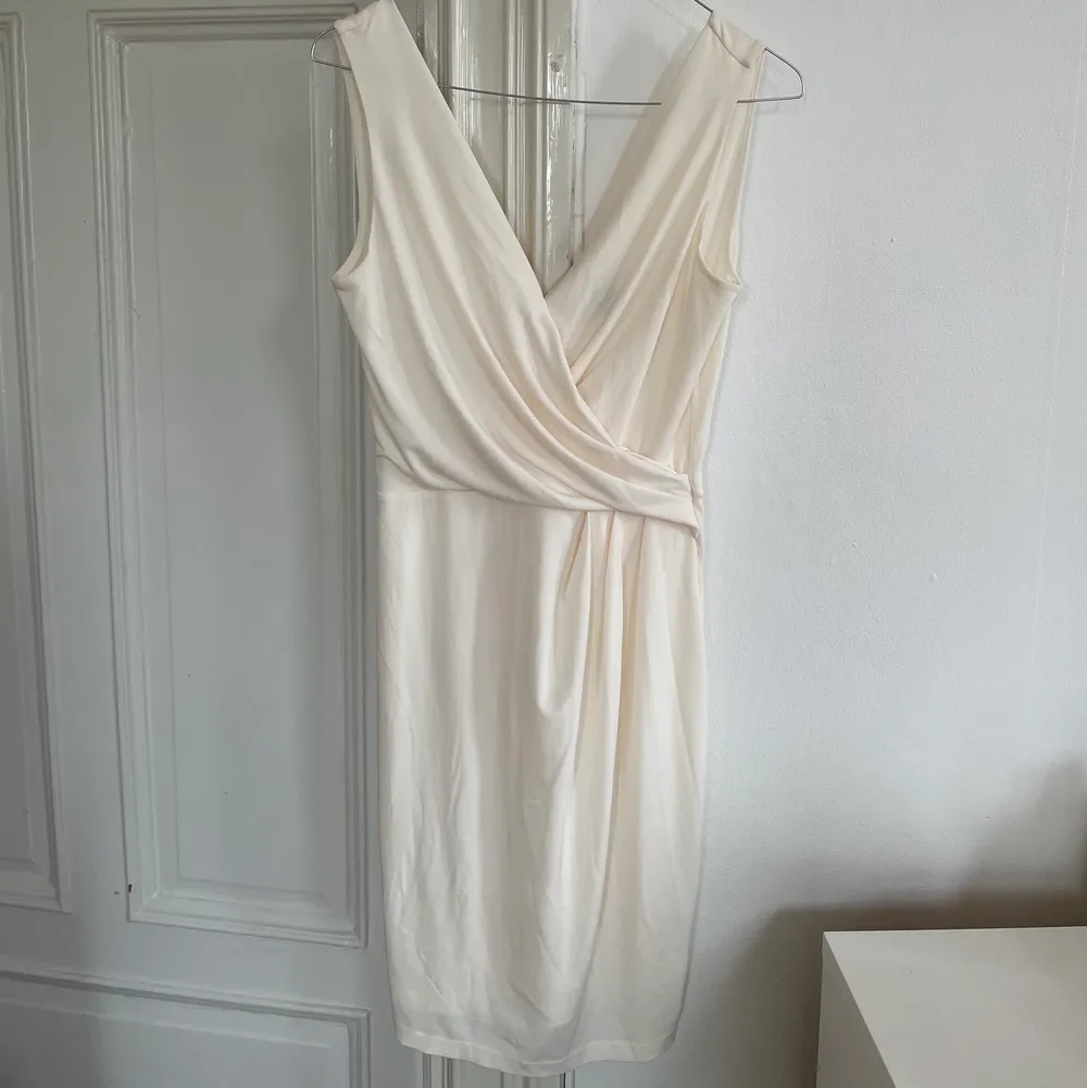 Söt klänning i skönt material från H&M! Jättefint skick, använd 2 gånger max 🤍. Klänningar.