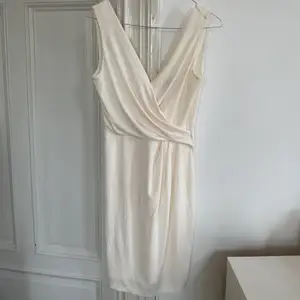 Söt klänning i skönt material från H&M! Jättefint skick, använd 2 gånger max 🤍