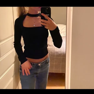 Zara topp - BUDA GÄRNA I KOMMENTARERNA DÅ MÅNGA ÄR INTRESSERADE! Säljer denna svarta populära zara toppen, jättebra skick då jag använt den en gång!  Pruta inte, kommer inte gå ner i pris och frakten kostar 66 kronor