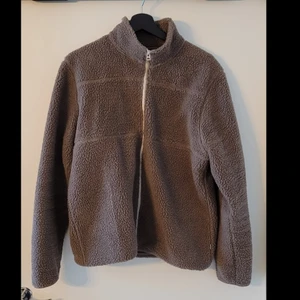 Teddy / pile jacka - Fet teddy från Dobber! Funkar utmärkt som mellanlager eller som yttre lager. Storlek M skick 10/10 inga flaws.
