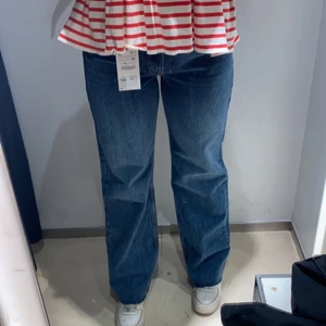 Zara jeans - Helt oanvända (!!) jeans från zara i modellen ”90s full length” som jag köpte i somras.💓 har aldrig använt de då jag inte var nöjd med passformen men har aldrig tagit mig tid att sälja de.🥰 superfint skick och den perfekta färgen. 150kr inkl frakt❤️❤️