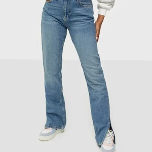 JEANS M SLITS - Jeans fr NLY TREND med slits. Aldrig använda då de är för stora för mig. Storlek 36. Jag är normalt en 34/XS. 