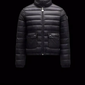 MONCLER JACKA  - Säljer min superfina Moncler jacka i modellen lans! Köpt på nk i Göteborg för 4000kr! Kontakta mig för fler bilder. Den är i jätte bra skick som ny❤️‍🔥 jag står inte för kostnad av frakt. 
