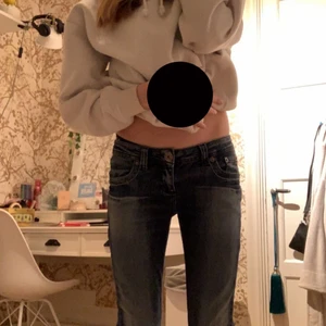 Lowrise jeans - Hej, säljer mina fina jeans eftersom att dom inte används längre. Super fin passform och tryck sitter som en smäck, säljer för 100kr frakt ingår på 60kr. Säg till om ni vill diskutera pris.