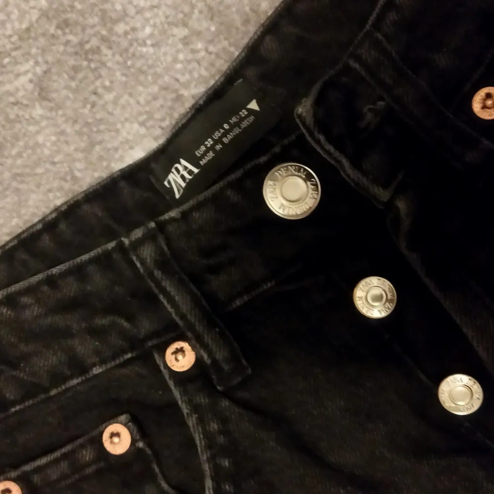 Zara jeans, storlek 32, som nya, säljer för att de är för små för mig . Jeans & Byxor.