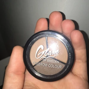 Säljer nån smink grej  - Det är en smink grej till ögonbrynen som jag aldrig har använt förut eftersom jag använder inte så mycket smink längre . Säljer den därför .