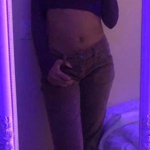 Low rise pants  - Brun khakifärgad low Rise bootcat i storlek s. Passar perfekt i midjan.  Använt ett par gånger 