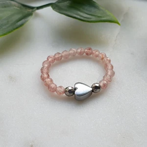 Ring gjort av halvädelstenar, jordgubbsk - Handgjorda ring gjorda av halvädelstenar   On du vill köpa kontakta med mig eller du kan göra det direkt genom min hemsidan.   egnajewelry.com