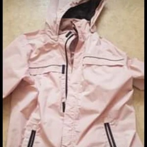 Papperspåse tjejkläder - Pappers påse med tjejkläder en del nya. O en del lite använd strl 156