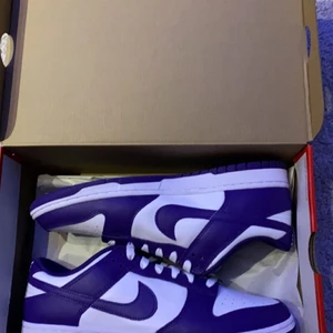 Nike Dunk low  - Säljer dessa dunk low ”court purple” pris 1900kr+ frakt storlek 44,5 