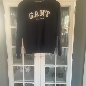 Gant tröja 💕 - Fin gant tröja använd några gånger!!😊 i bättre begagnat skick ej tvättpåverkad men trycket är lite sprucket se bild 