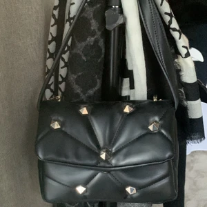 Handväska  - Säljer denna superfina vöskan eftersom att den tyvärr inte kommer till användning, i superfint skick och inte används någonting utan bara legat kvar i garderoben. Bara att skriva för fler bilder eller funderingar❤️‍🔥