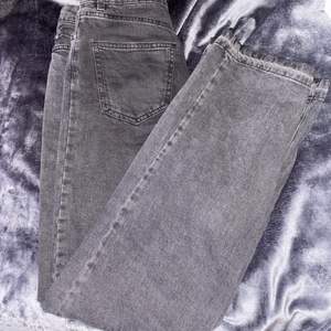 Mörkgrå/ svarta jeans från Lindex barnavdelning men passar på mig som har storlek 34-36. Har sprättat upp sömmen längs ner på benen för att få en snygg fransdetalj. Använd ksk 10 gr och är i gott skick. 
