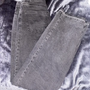 Jeans  - Mörkgrå/ svarta jeans från Lindex barnavdelning men passar på mig som har storlek 34-36. Har sprättat upp sömmen längs ner på benen för att få en snygg fransdetalj. Använd ksk 10 gr och är i gott skick. 