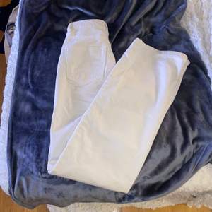 Vita jeans från zara i storlek 34. Använd ksk 2 gr. 