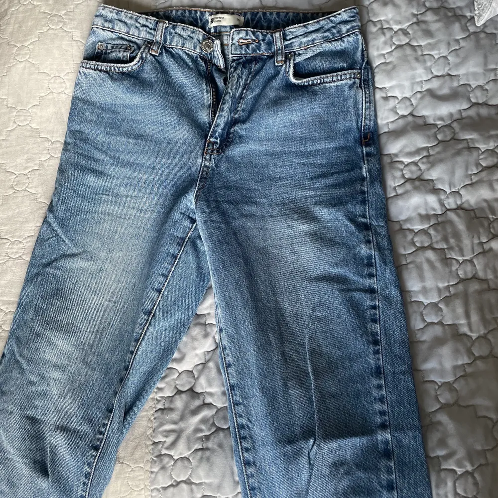 Blåa raka Jeans! Använda ett fåtal gånger men tröttnat på den stilen på jeans därför säljer jag dem! Ganska korta som slutar på anklarna.. Jeans & Byxor.
