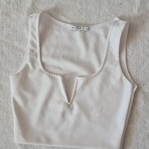 Topp - Vit magtopp med v detalj fram