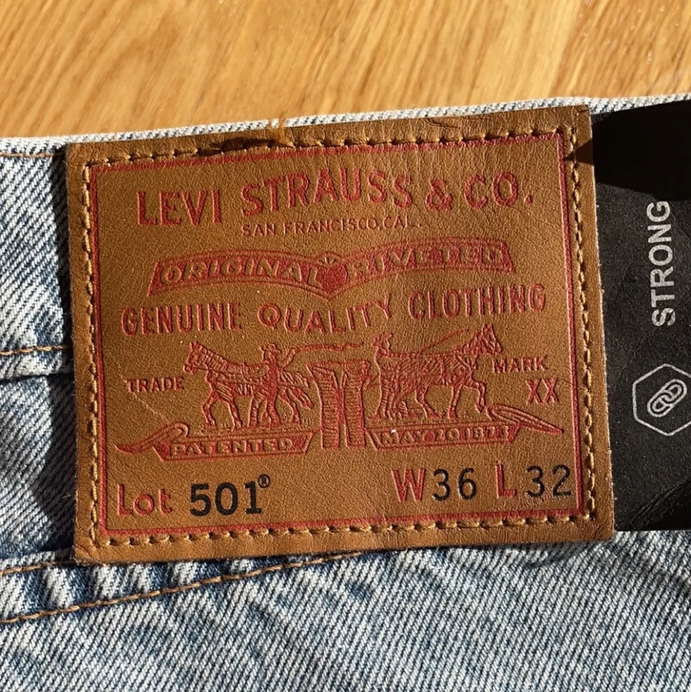 helt oanvända Levis jeans köpta streetlab i malmö som tyvärr inte kommer till användning, nypris var 950 💞 (jag är 165 för preferens). Jeans & Byxor.
