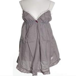 Fin odd Molly klänning som är linne liknande. Säljer då den tyvärr är för kort på mig , skulle passa någon som är runt 160-165.  Klänningen är i bra skick!💕