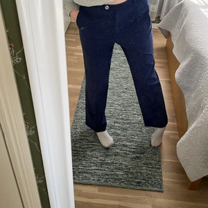 Lindex Marinblå Kostymbyxor  - Jag säljer nu mina marinblåa kostym byxor från Lindex som faktiskt är i storlek 44 men som även passar dig som är en 38/40 (beror på hur du vill att de ska sitta) Jag brukar ha storlek 38 och ni kan se på bilden ovan hur de sitter på mig. Jag är 180 cm lång och de är lite korta på mig, men det är inget som stör, det beror ju som sagt också på hur man vill att de ska sitta! Det är inga hål eller fel på de alls, och de är väldigt sköna och luftiga! Hör av dig om du undrar något osv.❣️