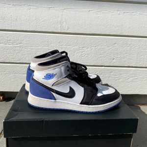  Air Jordan 1 Mid  - Säljer mina Air Jordan 1 Mid i storlek 38,5. Skorna är i mycket bra skick och har används fåtal gånger. Säljer pga att de inte kommer till användning. 1100 kr ink frakt.