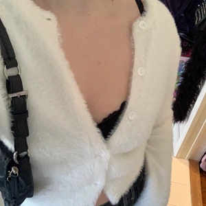 Fluffig vit kofta - Vit fluffig supermjuk croppad kofta är ett måste i vår-garderoben. Väldigt sparsamt använd och i mycket bra skick. Köparen står för frakt💗