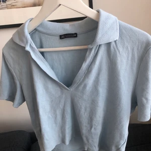 Topp från zara - Jättefin topp från zara, säljs för att jag inte använder den. Inköpt i somras för 80 kr, därav säljs den för 40kr + frakt, använd en gång💙storlek L men är liten i storleken! 
