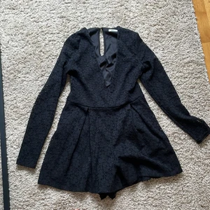 Svart Byxdress - Svart byxdress från Gina tricot, öppen i bröstet. Använd 2 ggr då den är för kort för mig