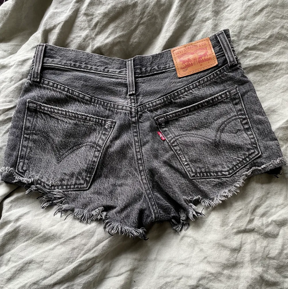 Svarta Levis shorts som tyvärr är för små och därför säljer jag de. Använda cirka 5 gången och helt i nyskick.. Shorts.