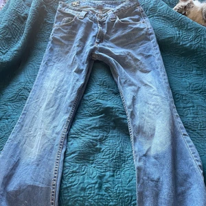 Långmidjade bootcut  - Bra skick bara använda få gånger. Vet ej jeans storleken. Rätt korta o skulle typ på ungefär storleken S