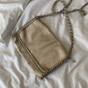stella väska - Jättefin Stella liknande väska som är köpt åå forever 21 för längesen! I fint skick och färgen är en kallare guldig nyans❤️