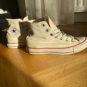 Converse storlek 38 - Vita converse i storlek 38. Använda men i okej skick💗 Om man byter skosnören blir de fina.